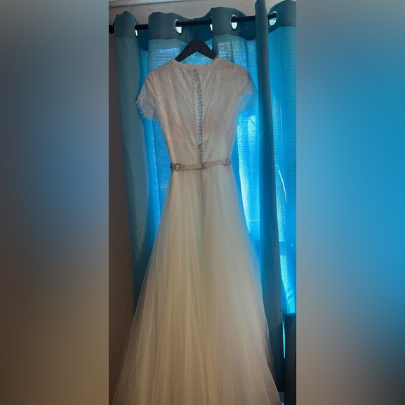 Gorgeous Vowed wedding dress with belt. - Picture 2 of 9